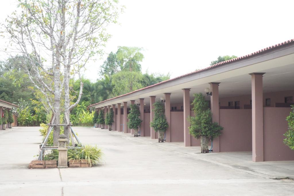 Rimmueng Resort Phanom Sarakham Exterior foto